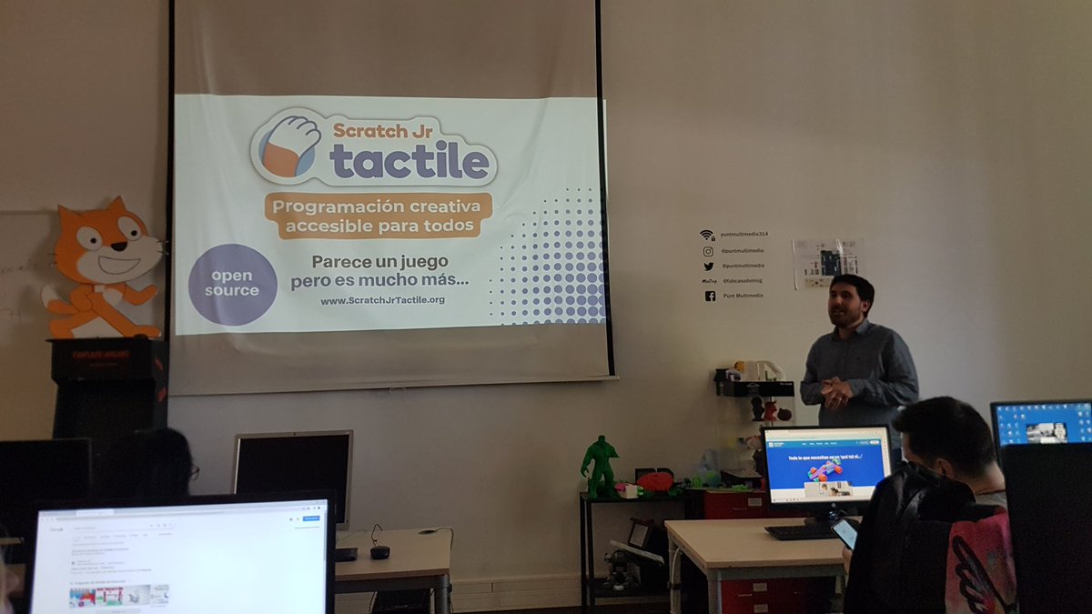 Robotica_rocio's tweet photo. Ara el torn d'en @RogerOlivella a #ScratchEdMeetUp, abans en @VicenCasas Vaia matí!!! Recursos per a tothom #ScratchJrTactile i #SimlabTinkerCAD https://t.co/lktDvEcmnV