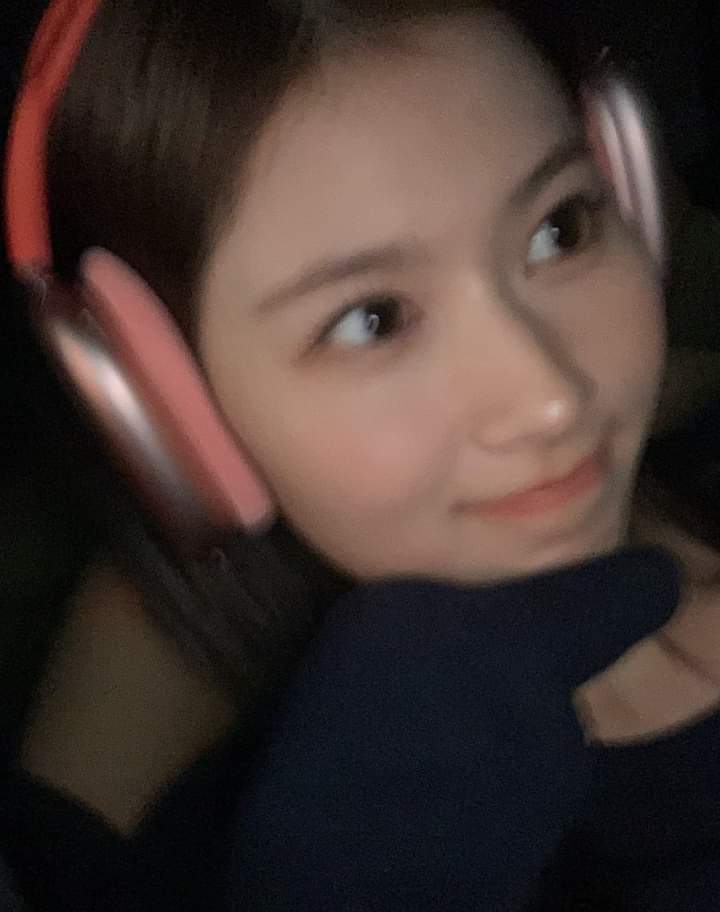 day (1)  ~ ☾

hi my name is Anrie ! 

•she/her , '09 , filo/eng

•not new to #stantwt and #kpoptwt

•I'm looking for interactive moots ( once , swith , carat, or any fandom ) — esp filo.
 I’ll follow you back asap 𔓘

help me spread this by  ♡ / ↻
have a good day!!