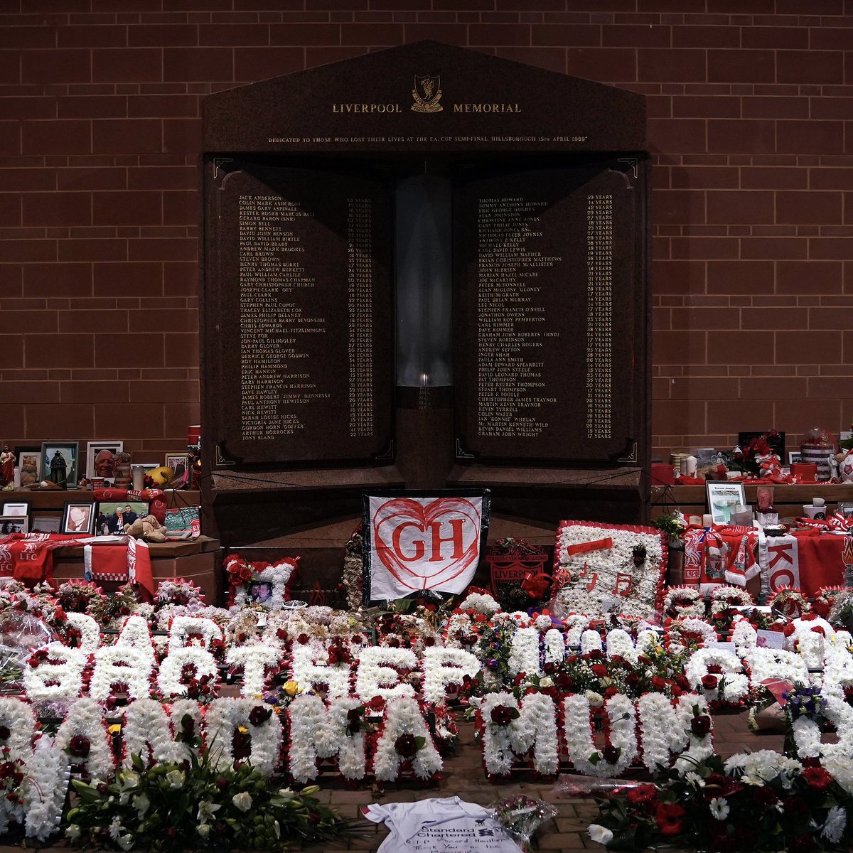 LUFC's tweet image. 🤍 The thoughts of everyone at @LUFC are with the friends and families of the 97 supporters who lost their lives in the Hillsborough tragedy, 34 years ago today. Always remembered, you’ll never walk alone.