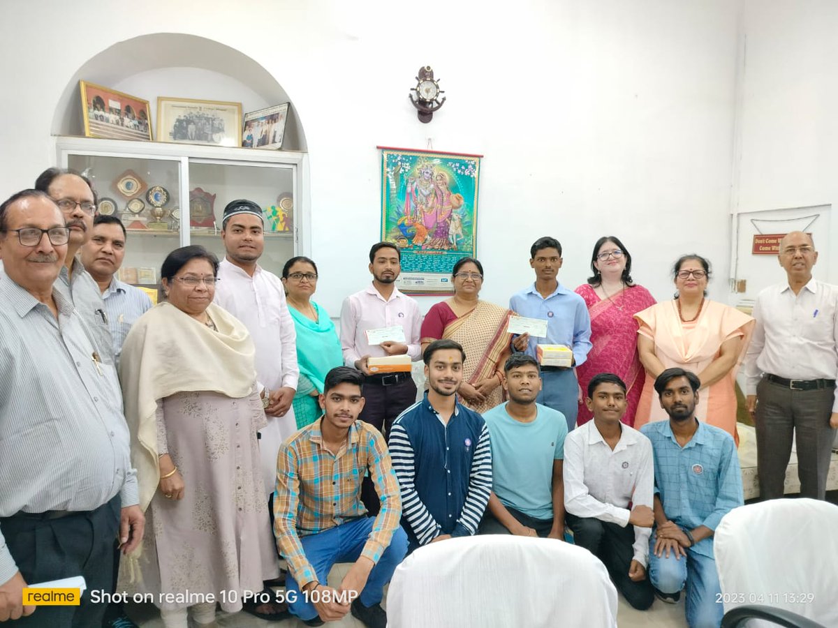 NSSCELLHAMIDIA's tweet photo. जय हिंद🌸🇮🇳 शा.हमीदिया कला एवं वाणिज्य महा.की रा.से.यो.इकाई के स्वयंसेवक श्री नीरज श्रीवास(वाणिज्य संकाय) एवं श्री फारूख खालिद(कला संकाय) को महाविद्यालय के सर्वोच्च प्रतिभावान छात्र के रूप में पूर्व राज्यपाल मणिपुर श्री ओ.एन.श्रीवास्तव छात्रवृत्ति सम्मान से किया गया विभूषित। https://t.co/dcOlNt5bCa