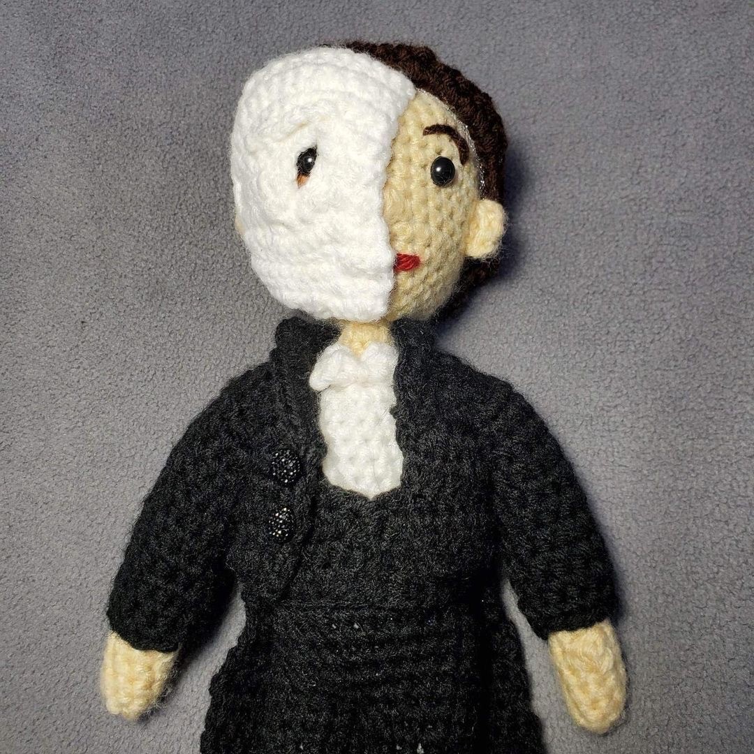 PhantomOpera's tweet photo. On #WorldArtDay we're taking a moment to celebrate the incredible creativity of our phans 🎨

We are delighted capture the imagination of so many talented Phantom-inspired creators 🖤

📸 lances_looky_loo, broadwaydollsandguys, journeytothelair,  https://t.co/l0f3FICWX9_ramona https://t.co/Oyl1M0sJ9j