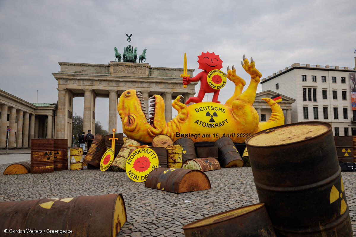 #Atomdino🦖 erfolgreich zur Strecke gebracht! Die Anti-Atom-Bewegung feiert heute in Berlin und München und erlebt ihren vielleicht schönsten Tag seit dem Aus von Gorleben: #Atomkraft☢️ in Deutschland ist nach dem heutigen Tag Geschichte! 🙏  #Atomausstieg