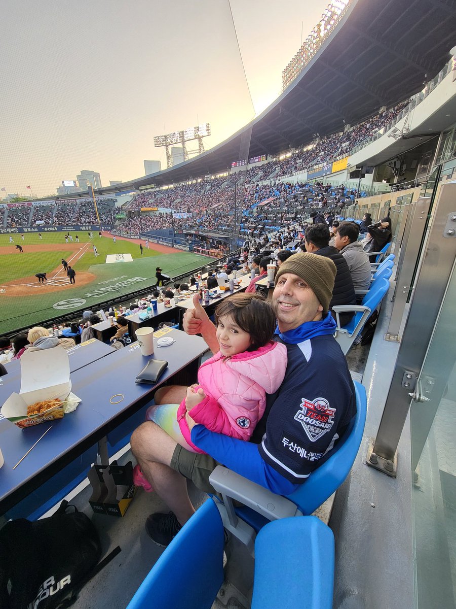 세희도 아빠 따라 🇰🇷 KBO 왕팬 한대요. 롯데 자이언츠 어디가면 볼 수 있죠? 두산 대 LG 경기 재미있어요. 두산 파이팅!!!!