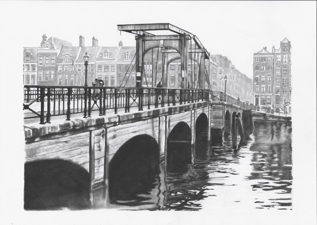 En wederom een stukje verder met mijn Amsterdam-expositie in juni en juli bij Meesterlijke kunst aan de Keizersgracht 454.

Dit keer de Magere Brug over de Amstel ergens tussen 1940 en 1945.
Met dank aan #StadsarchiefAmsterdam.

#potloodtekening #Amsterdam #MagereBrug #expositie