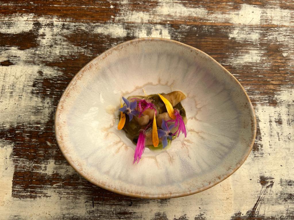 peppalau's tweet photo. Hospitalidad y cariño de Edu y Juan Pérez en el precioso patio de #Tohqa. Exquisita cocina de tierra y mar, con productos de colaboradores cercanos y aires de libertad. Platos y vinos memorables en perfecta armonía. https://t.co/qCgDHFC6j9
