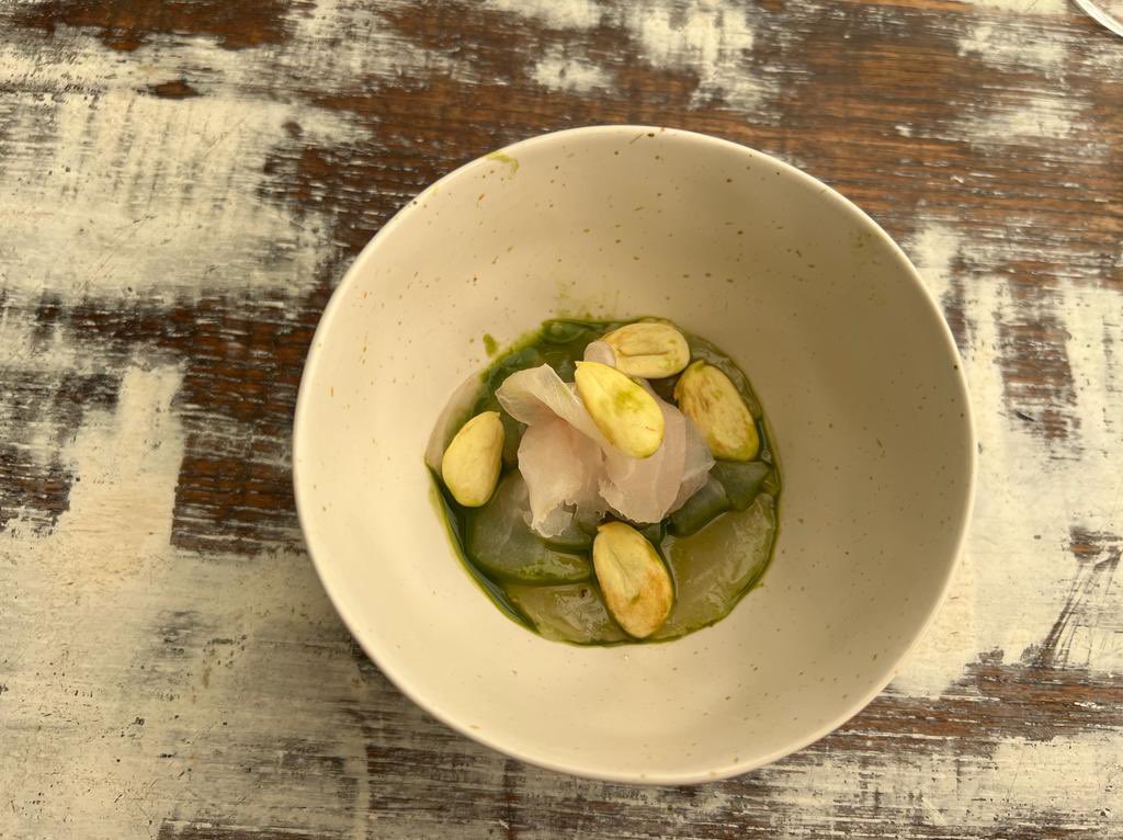 peppalau's tweet photo. Hospitalidad y cariño de Edu y Juan Pérez en el precioso patio de #Tohqa. Exquisita cocina de tierra y mar, con productos de colaboradores cercanos y aires de libertad. Platos y vinos memorables en perfecta armonía. https://t.co/qCgDHFC6j9