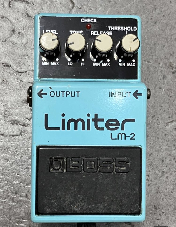 otasukeya_0000's tweet photo. 今回紹介いたしますのは、コンパクトエフェクターです🔊
なんと希少なエフェクターを4品出品中です！bossやMXR、EBS、fender・bossエフェクターなど出品中です🤩
興味がある方はぜひご覧ください🎸
↓↓
https://t.co/frDU4DqQXJ https://t.co/8GfEt9kIq1