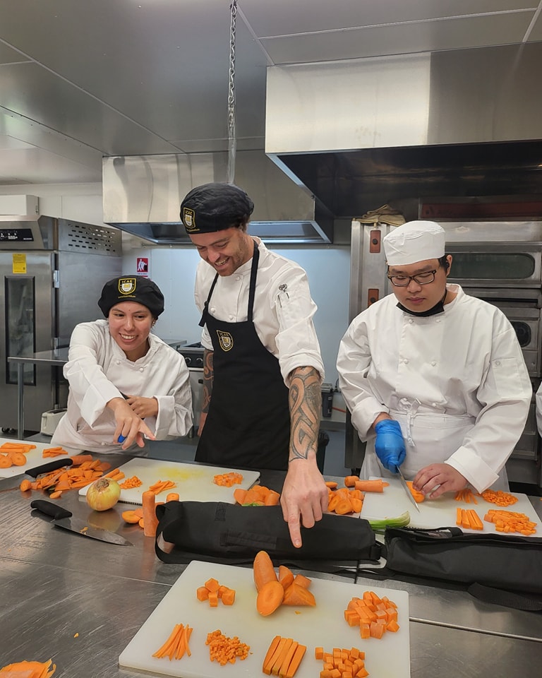 ICAEAustralia's tweet photo. We've welcomed new students on campus and they're already hard at work on day two, learning the essential cutting techniques of the culinary arts! From brunoise to turning, paysanne to julienne, our students are mastering it all!
https://t.co/cdgzpTDmuh https://t.co/uCWFhIj4ux