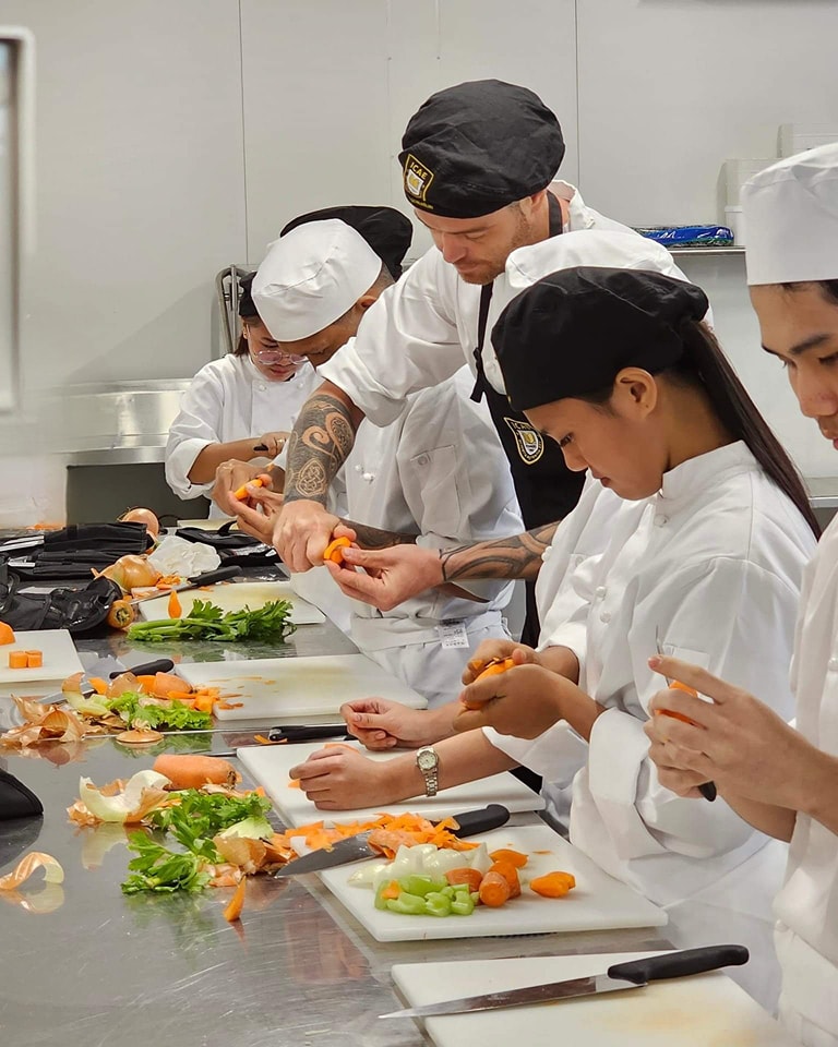 ICAEAustralia's tweet photo. We've welcomed new students on campus and they're already hard at work on day two, learning the essential cutting techniques of the culinary arts! From brunoise to turning, paysanne to julienne, our students are mastering it all!
https://t.co/cdgzpTDmuh https://t.co/uCWFhIj4ux