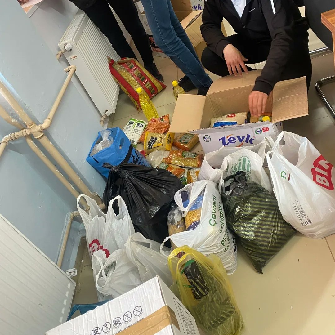 "Meslek Liseliler toplumla Elele" projesi kapsamında öğrencilerimizin örnek dayanışması sonucu hazırlanan yardım kolilerimiz depremzedelerimizin yaralarını sarmak üzere hazır edildi. <a href="/Hilvan_MEM/">Hilvan İlçe Milli Eğitim Müdürlüğü</a>