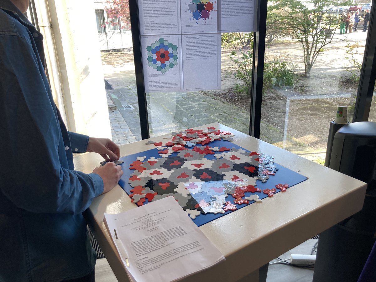 Recente wiskundige ontwikkelingen op de #NWD2023: een aperiodieke betegeling met één tegel!