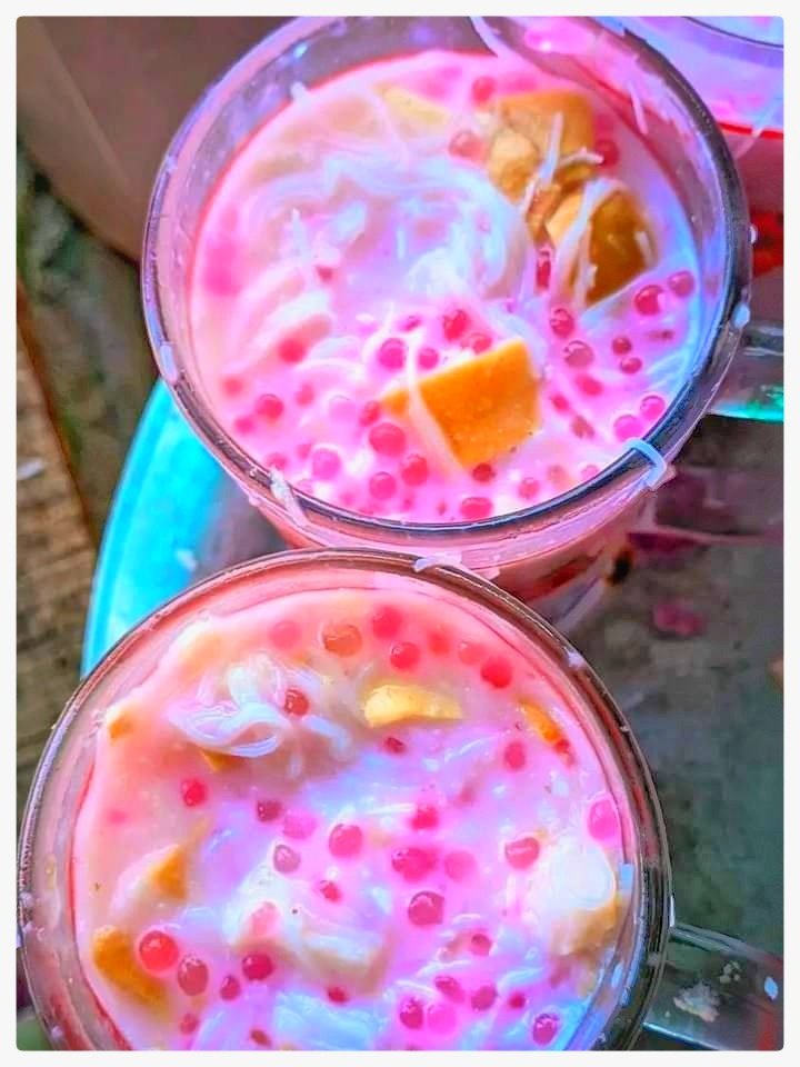 MaungSoeNa19405's tweet photo. Faluda is made with many kinds of items such as nuts, papaya, breads, Ice cream and fruits... etc in Ramadan Kareem . most of the people love to break fast with it because it is our traditional foods in Myanmar so we love it so much.
#ramadan2023 #faluda #robinphotojournalist https://t.co/WyC896xFwG
