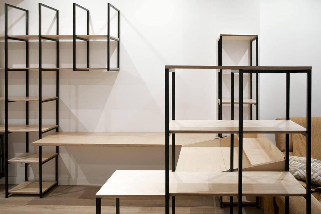 Santiago tiene una casa con un gran espacio diáfano, donde está la cocina y el salón. Entre ellos quería tener el espacio de trabajo completo sin que fuese un muro entre estancias.
Trabajamos está hasta conseguir un buen equilibrio entre superficies de t… instagr.am/p/CrDSmtDqJIe/