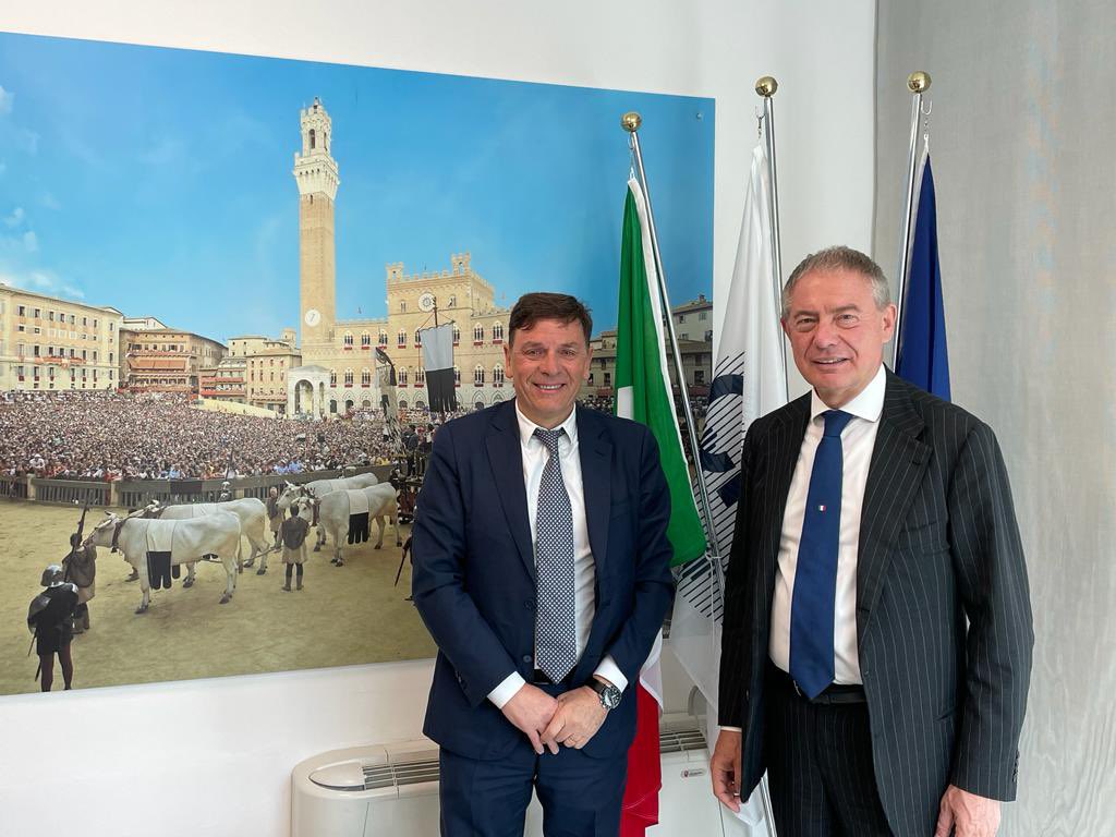 adolfo_urso's tweet photo. Alla sede di CNA di #Siena un proficuo incontro con il sistema delle imprese,Confindustria, sindacati e il vice presidente @cnanazionale Fabio Petri a confermare il sostegno del Governo alle PMI attraverso politiche industriali per supportarle nelle sfide della doppia transizione https://t.co/DshMiJCkq4
