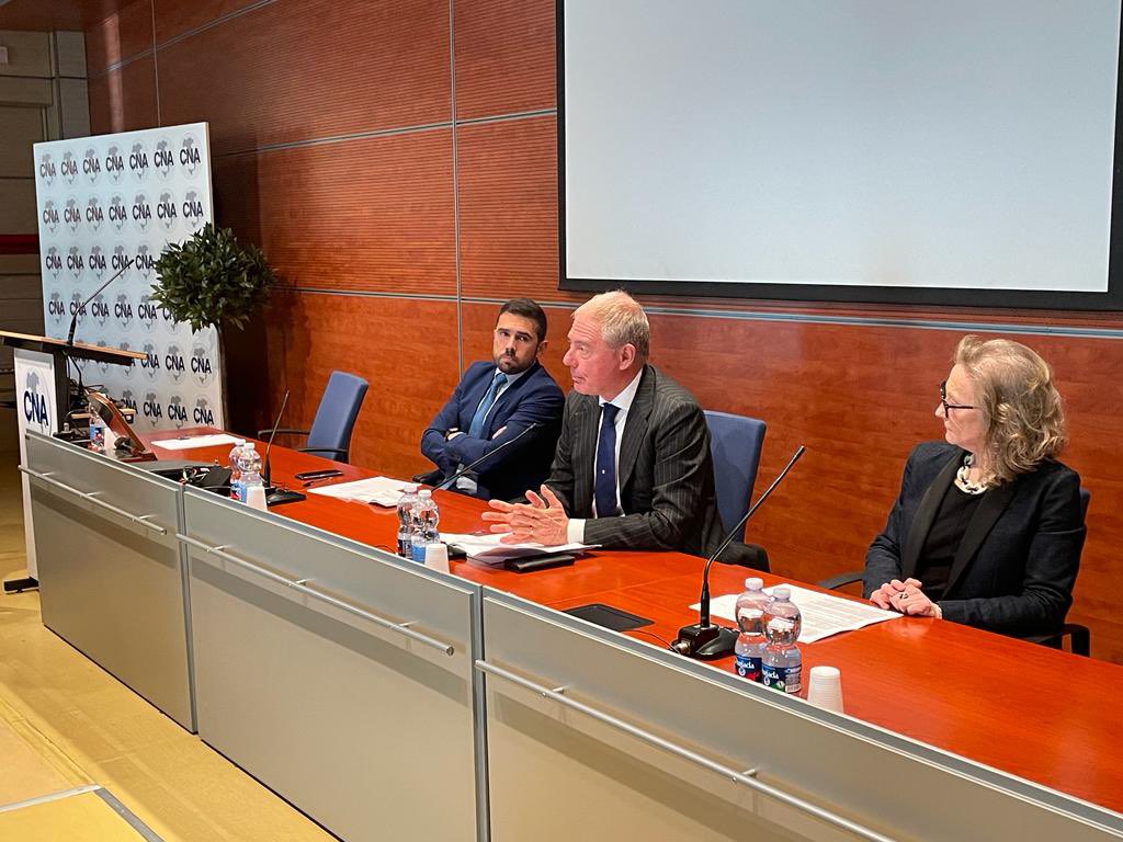 adolfo_urso's tweet photo. Alla sede di CNA di #Siena un proficuo incontro con il sistema delle imprese,Confindustria, sindacati e il vice presidente @cnanazionale Fabio Petri a confermare il sostegno del Governo alle PMI attraverso politiche industriali per supportarle nelle sfide della doppia transizione https://t.co/DshMiJCkq4