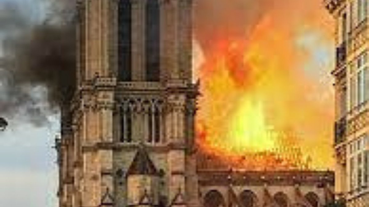 Il y a 4 ans déjà nos #coeurs se serraient à l'unisson devant #notredame de #paris en flammes #monument #france