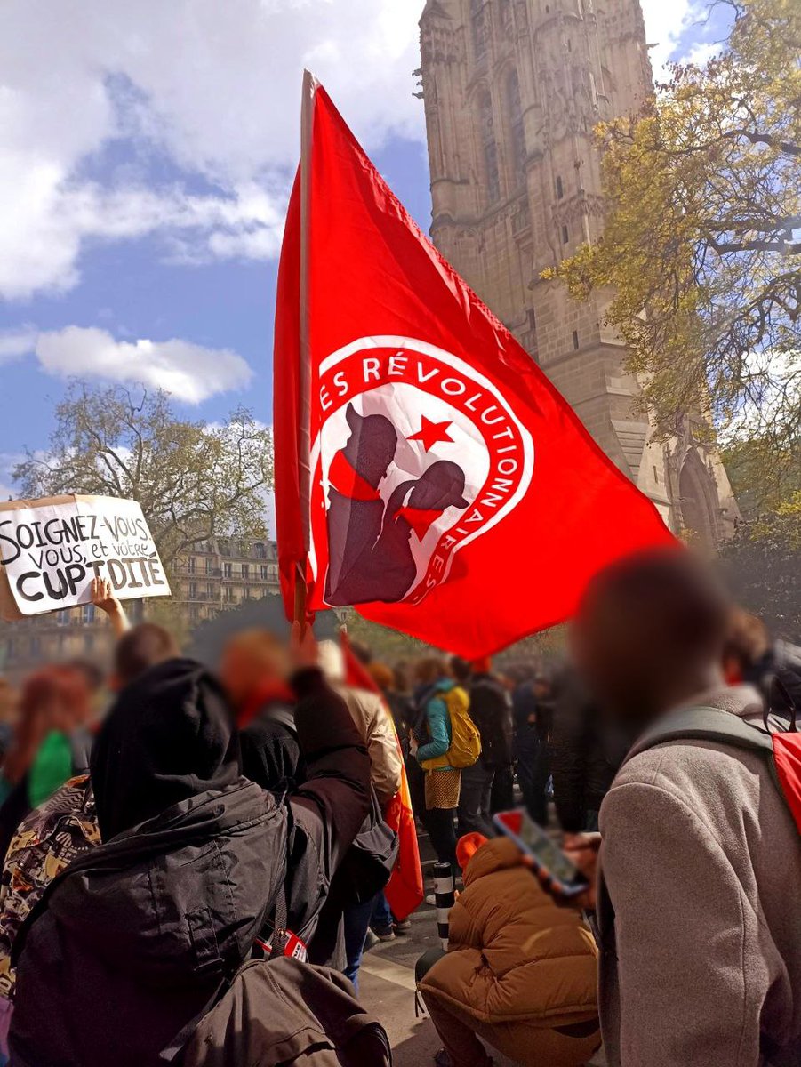 JR_EF_'s tweet photo. 🚩 Après le #blocage d'un garage de camions bennes coordonné avec @Cause_Du_Peuple, Les Jeunes Révolutionnaires d'Aubervilliers étaient présents à #Paris pour appuyer la grève et durcir les mots d'ordre !
Des slogans combatifs et sans concession furent scandés. https://t.co/rIdda0kZKq