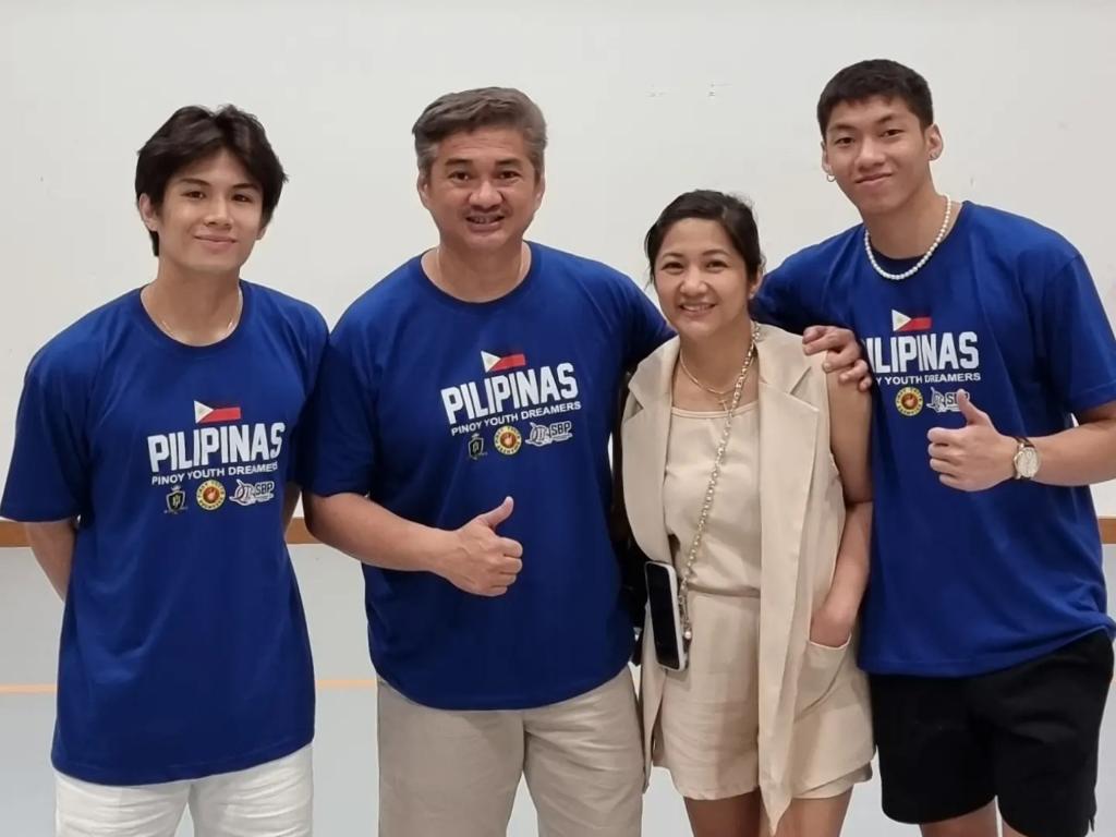 AcotCoach's tweet photo. 4Bs Work and Play 🏀❤️
Team Pilipinas PYDPH 🇵🇭 in Singapore 🇸🇬
#4Bs #PYDThrowback #PYDFamily #pydproud #Pilipinas #coachbeaujingacot #coachbaileysacot #baffyacot #blissacot https://t.co/hTSLcFVMwG