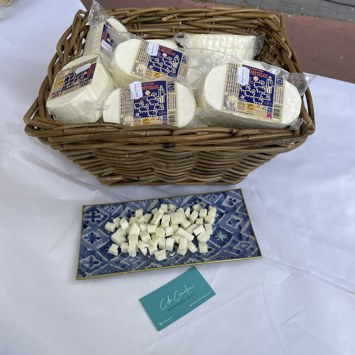 LosPayuelos's tweet photo. Hoy estamos el Colmenar viejo en la exhibición de pastoreo con perros y la feria del queso artesanal con un montón de compañeros . Podéis pasaros a probar nuestros quesos más ricos que nunca servidos en nuestros nuevos platos de nuestras amigas de C de Cecilia 
Os esperamos!!! https://t.co/J7OzeDOatL