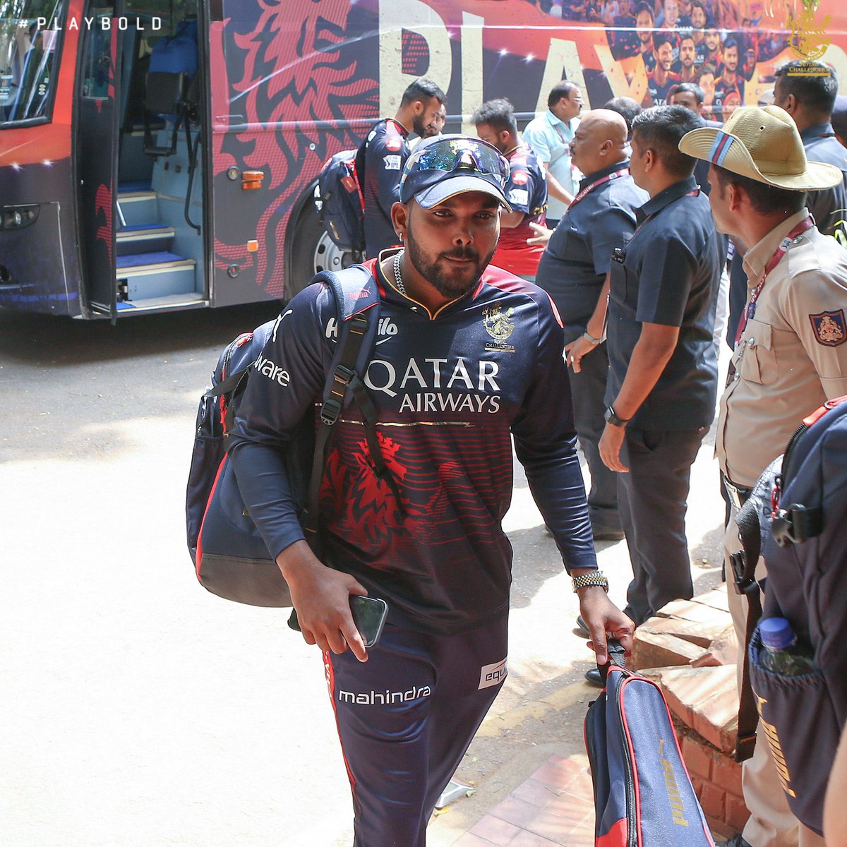 Speaking of debuts, Wani is here for his Chinnaswamy debut! 🙌 #PlayBold #ನಮ್ಮRCB #IPL2023 #RCBvDC @Wanindu49