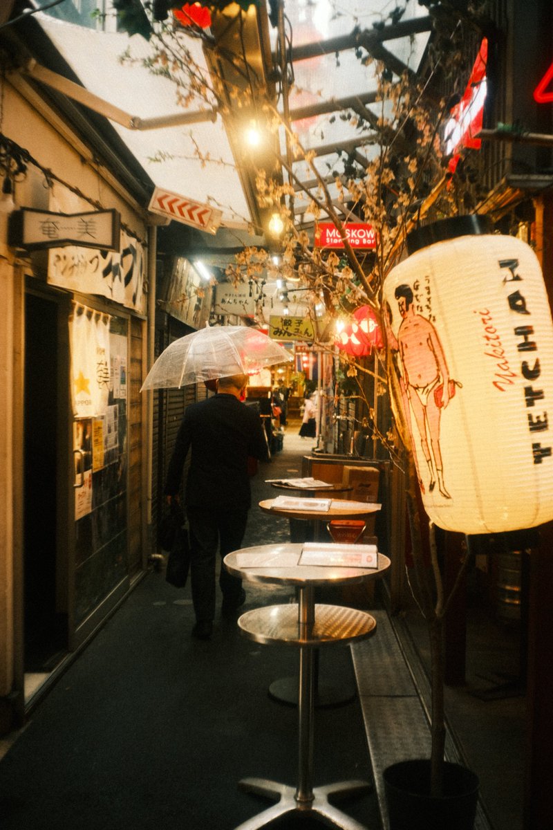 think_again_ut2's tweet photo. 吉祥寺、雨の路地
#fujifilm_xseries
#オールドレンズ
#industar69 https://t.co/J0KjB8Fn7p