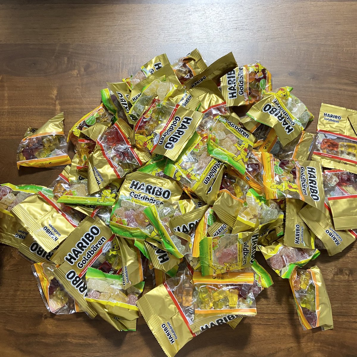 #コストコ購入品
グミ好きのみなさん!!
コストコでハリボー安くなってたよ🧸
数えたら小袋64個入ってた🥰
しあわせ〜︎💕︎︎