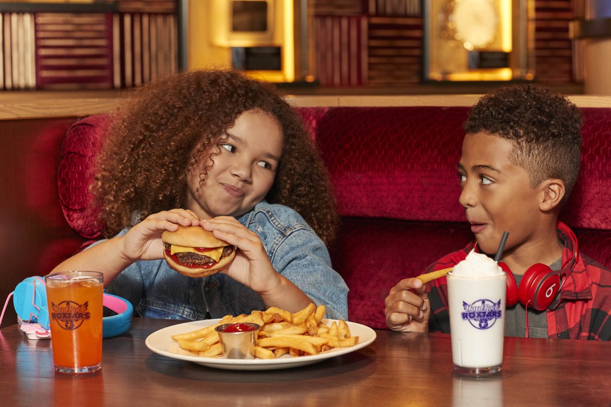 HRCtenerife's tweet photo. Hoy son ellos nuestros únicos protagonistas, ¡Feliz día del niño! 🥰
Pregunta por nuestro menú infantil 🤘😊🤘
Today they are our absolutely RockStars, Happy children’s Day!!🥰 Ask for our kids menu 🤘😊🤘
#hardrock #hardrockcafe #hardrockcafetenerife #kidsmenu #menuinfantil https://t.co/kUXCTvE9OK