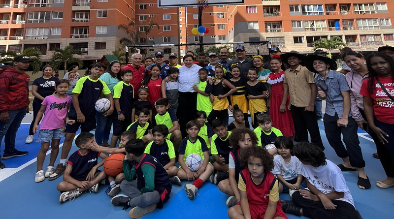 Inauguran cancha deportiva en Ciudad Tiuna para el sano esparcimiento

#LogrosEnRevolución

vtv.gob.ve/inauguran-canc…