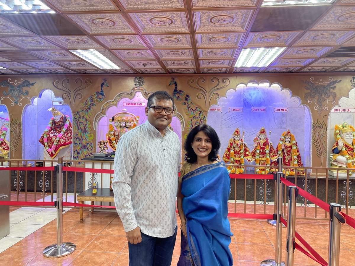 A wonderful evening yesterday with @6amiji and discussing her book with a big crowd in houston. Always fascinating listening to her points and @RajVedam1 s perspective on various issues. @AchaleshAmar as always was our houston rockstar
