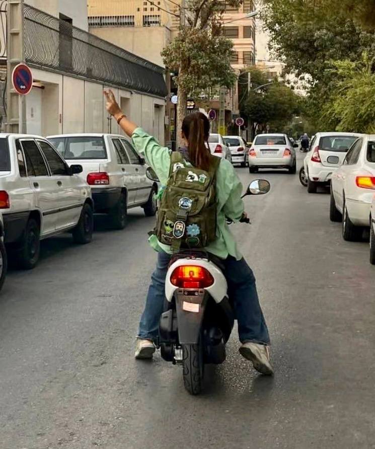 AlinejadMasih's tweet photo. پاسخ دختران ایران، 
به تهدید خامنه‌ای و رادان.

#زن_زندگی_آزادی‌ 
#مهسا_امینی https://t.co/RLvxEuMMP1