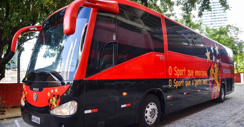 sportrecife's tweet photo. O Sport Club do Recife obteve sucessivos êxitos na esfera judicial e conseguiu, nesta semana, a recuperação do ônibus oficial rubro-negro, que há pouco mais de três anos estava impossibilitado de ser utilizado por penhoras da Justiça. 🚌🦁