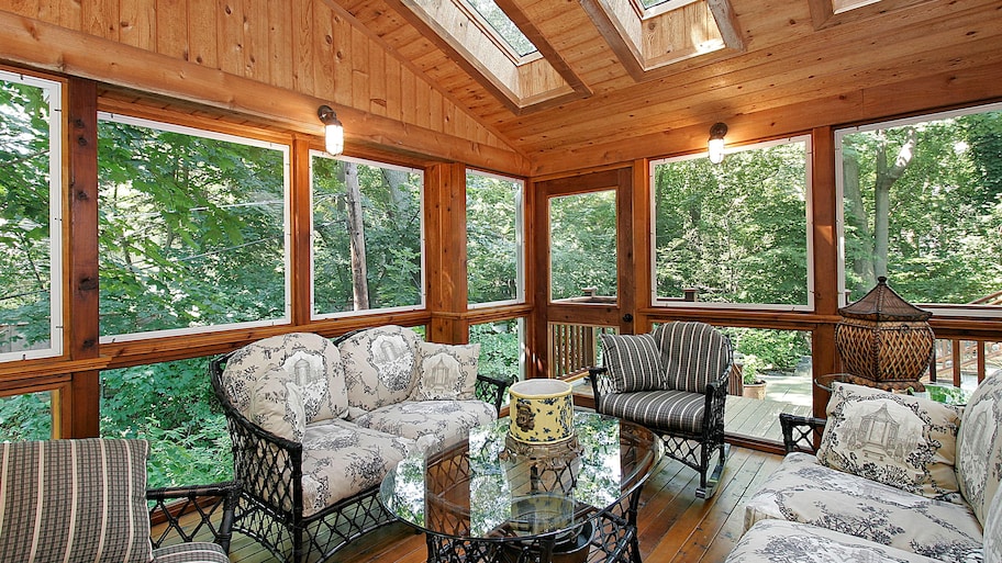 Stay bug-free on your #patio with these screened-in styles. #hometips  cpix.me/a/167614146