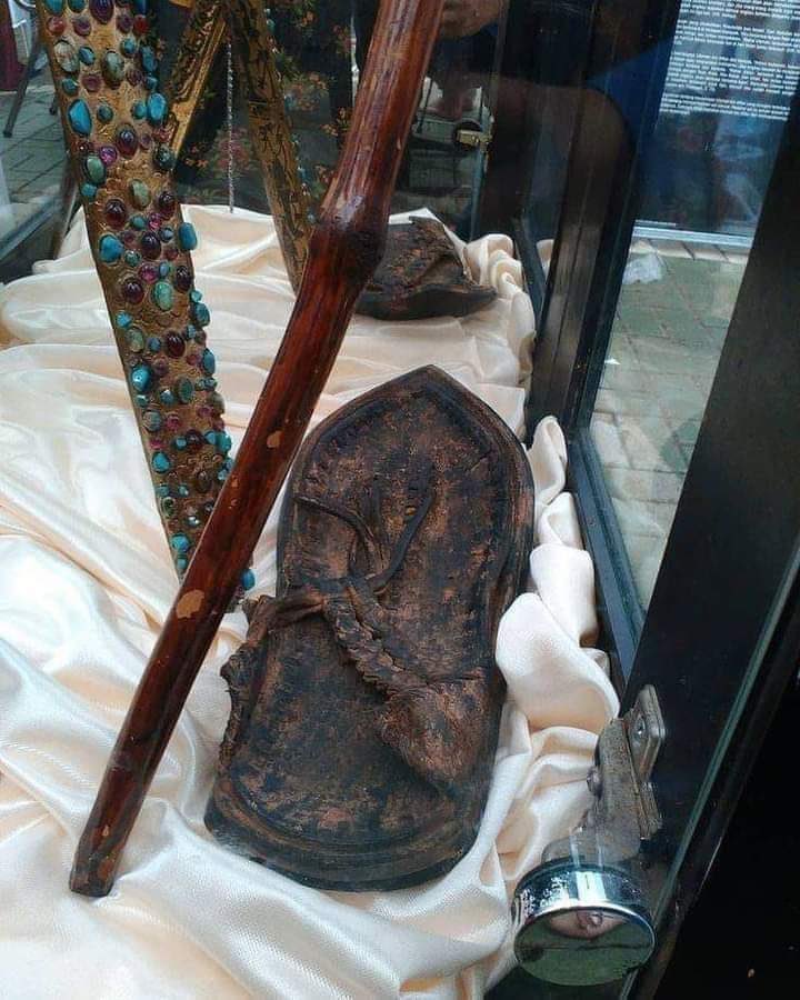 sarki_suleimanu's tweet photo. You can't skip without retweeting the shoes of our beloved prophet S.A.W https://t.co/zhkdKcB3KI