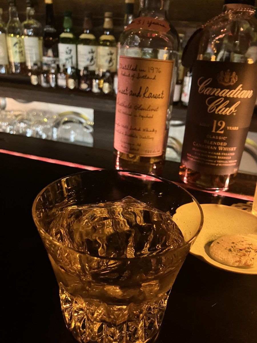 kazubon_black's tweet photo. 久しぶりな京都で行きつけのBARに10年来の友人と。
いくつになっても、変わらない付き合いに有難く思います😊
お酒はグランリベットの46年物。
1976年って、同い年やん。
こんなお酒と出会えるのもBARの魅力です🤩
#Frontierbar https://t.co/4TEEBed7Lj