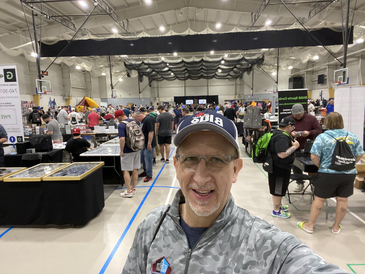 TheKennyRoda's tweet photo. If you’re coming out to the #GreatLakesCollectorsConvention at the Fieldhouse in Independence today, find me & while supplies last, I’ll hook you up with a @LabattUSA T-shirt if you mention to me, you saw this tweet. I’ll be there today from 10a-4p! #GoodItem @GreenieCards https://t.co/x4BMuk4mTj