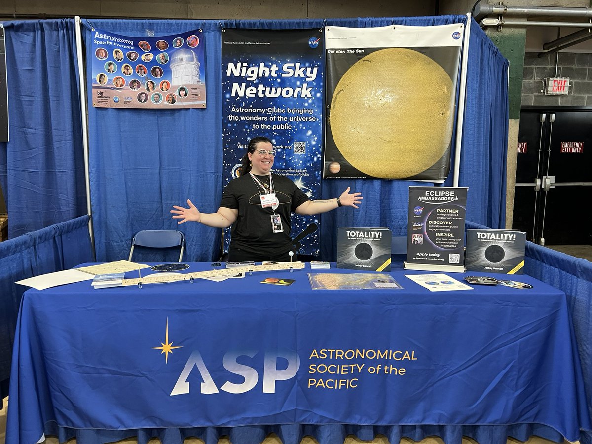 UrbanAstroNYC's tweet photo. Spotted: @kuiperkat sporting JWST jewelry from @startorialist at the Astronomical Society of the Pacific booth!
#NEAF
#NEAFPosse https://t.co/JTZ9SrnHrx