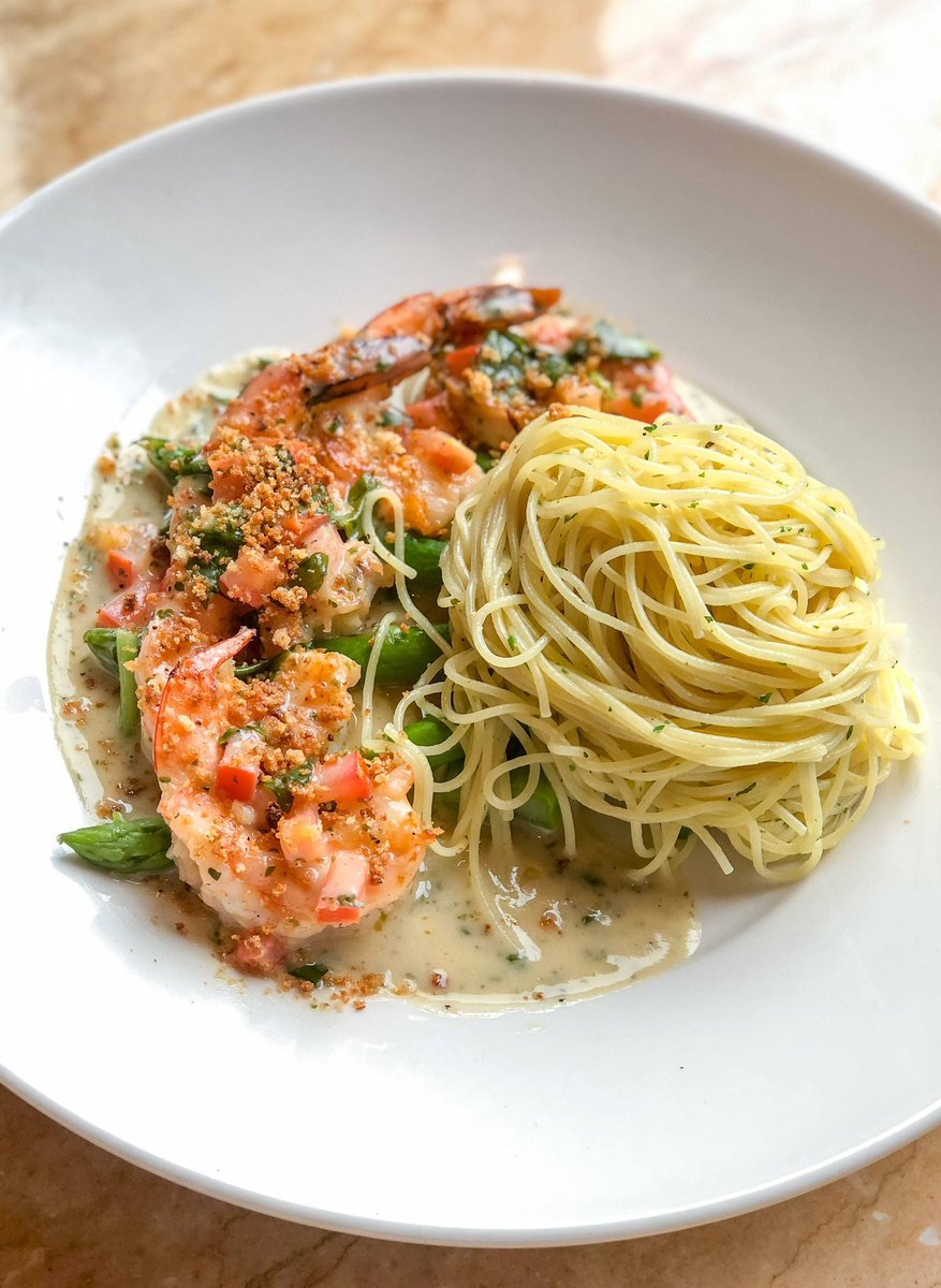 poshspicelatte's tweet photo. Succession characters and their Cheesecake Factory orders:

Tom would order the lemon garlic shrimp off the SkinnyLicious menu https://t.co/cxzlDVlz6i