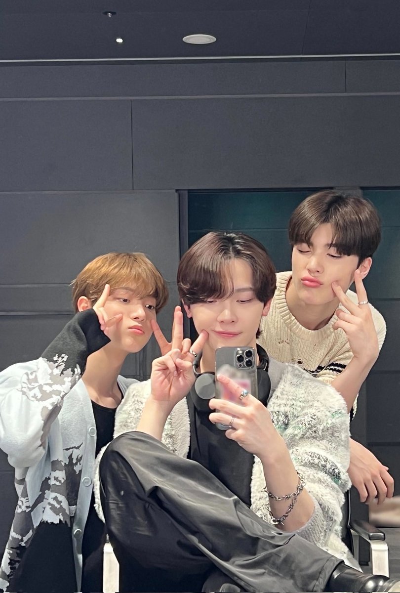 archiveforwyx's tweet photo. #EJ weverse update with #NICHOLAS and #MAKI 🌟 https://t.co/JGeVC5SvzC