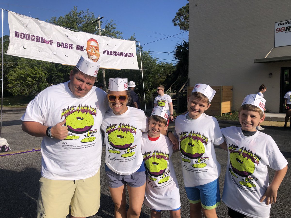 GabeGiardina's tweet photo. How we started! How we finished! #doughnutrun #race4wanza https://t.co/XKTgGiEBrF