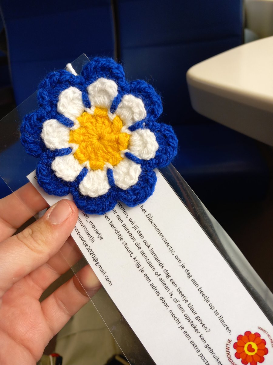 Vanochtend bij de conductrice van trein 737 even een glimlach op het gezicht kunnen toveren met een speciale NS Vergeet-me-nietje 🌸💛💙 <a href="/NS_online/">NS online</a> #bloemenvrouwtje #vergeetmenietjemeteenboodschap
