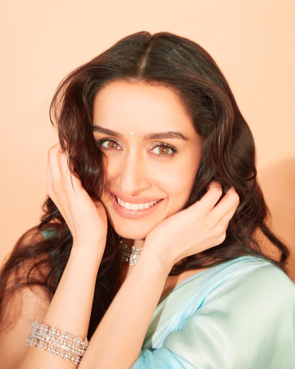 shraddhasmehnaz's tweet photo. is anyone here or am i tweeting alone?
80MILLIONSHRADDHAGEMS https://t.co/YeTO8Q8clR
