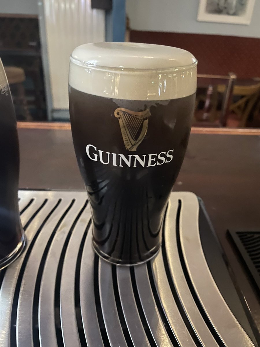 AmazingGuinness's tweet photo. This superb creamer was served up at An Fóidín Meara in Hollymount, Co Mayo. Good on ya lads.
#Guinness #Ireland #Mayo #Holymount https://t.co/vBpEqtoaVC