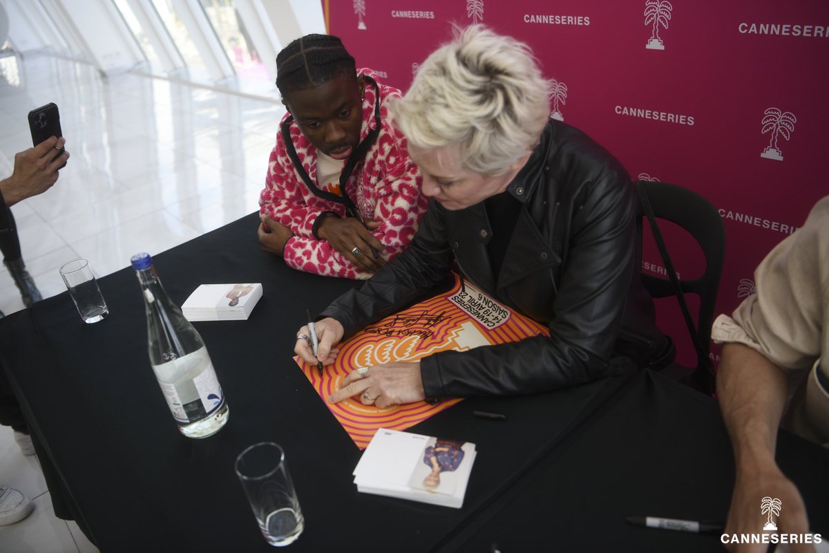 #CANNESERIES c’est aussi et surtout des moments privilégiés avec les équipes de séries, comme ici avec une séance de dédicaces avec les comédiens d’<a href="/ITC_TF1/">Ici Tout Commence</a> 💗

📸 <a href="/MathildeAudoire/">Mathilde</a>
