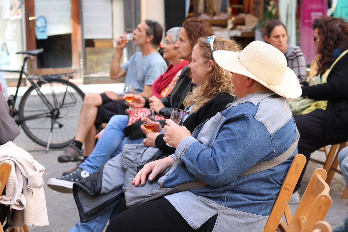 PonentCoopera's tweet photo. #PonentFEST2023
Rua sobre el cooperativisme basc. @TresCadires ens ha presentat la Nua, la primera ratafia ecològica i després el Gorka de @TalaiosKoop i la Leire de @LakariKoop ens han explicat com funciona la xarxa @OlatuKoop i el cooperativisme al País Basc! https://t.co/nw86a1Wjog