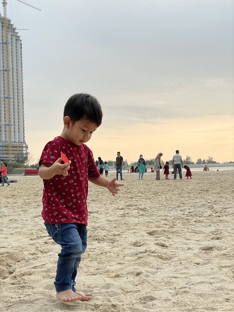 Rupanya senang ja nak main role play dengan anak 3 tahun.

Aku dulu selalu blur nak main and cakap apa dengan anak aku.

A thread for dad - son bonding time👨‍👦