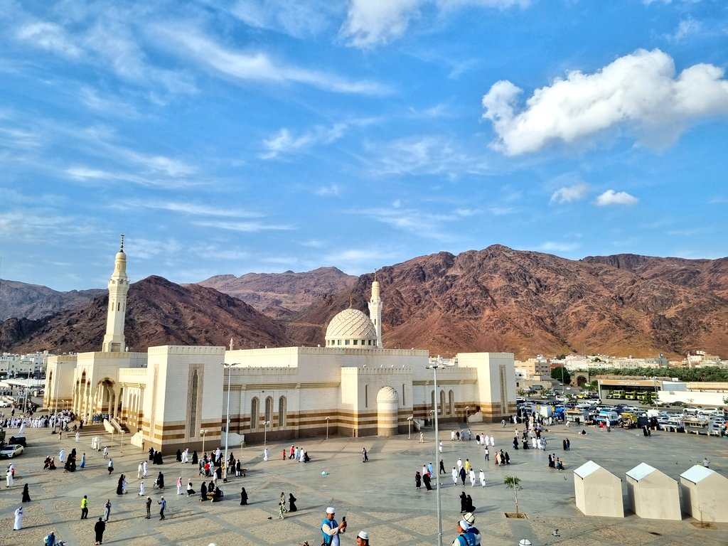 BibiChemistry's tweet photo. Once Prophet Mohammad (PBUH) said: “This is Uhud, the mountain which loves us and which we love”.
This has to be one if my most loved places to visit in Madinah...
#mountuhud #Madinah #Ramadhan1444H #Islam https://t.co/jG5oiJFrYR