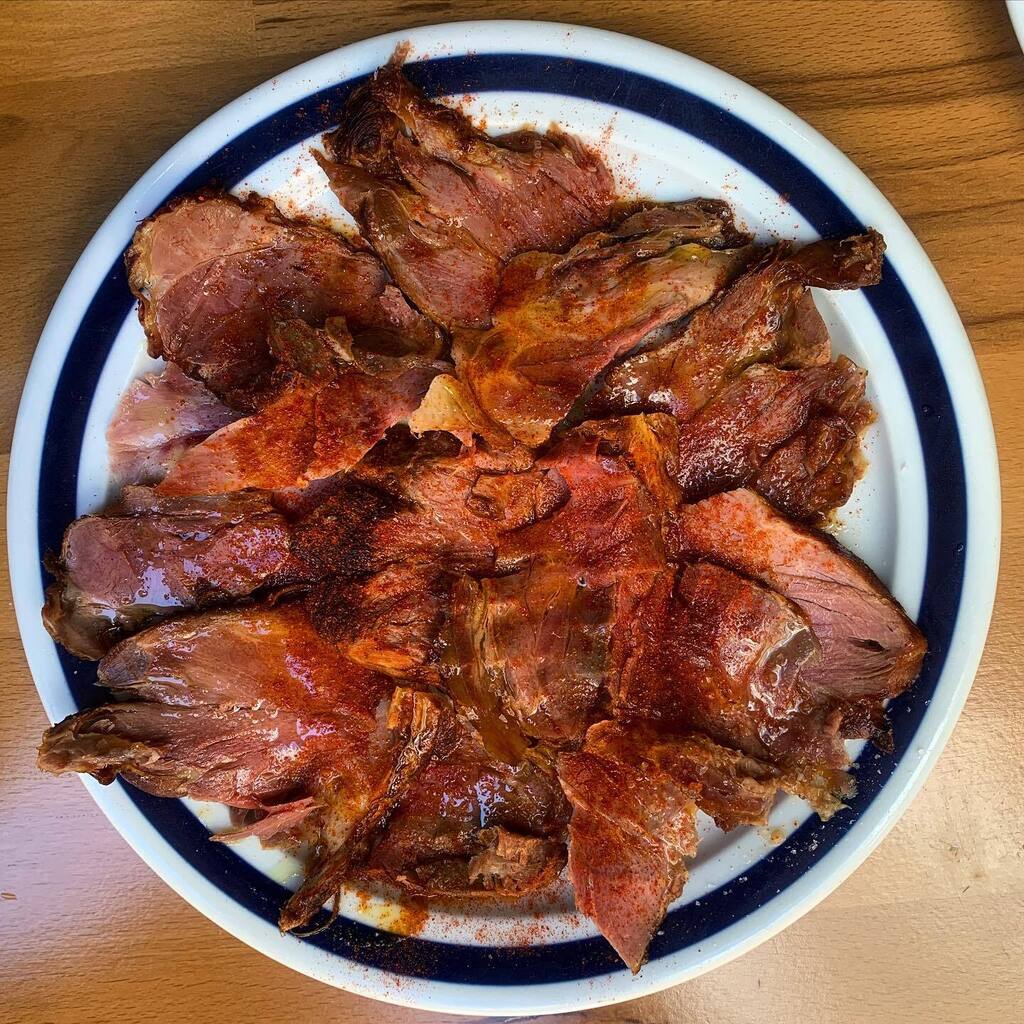HanniMartiniii's tweet photo. We honestly don’t know if it gets better than a plate full of slow roasted pork shoulder, dressed with olive oil, sea salt and paprika… 👌😋 https://t.co/8HCa4YcdEs https://t.co/vPJYQndvu1