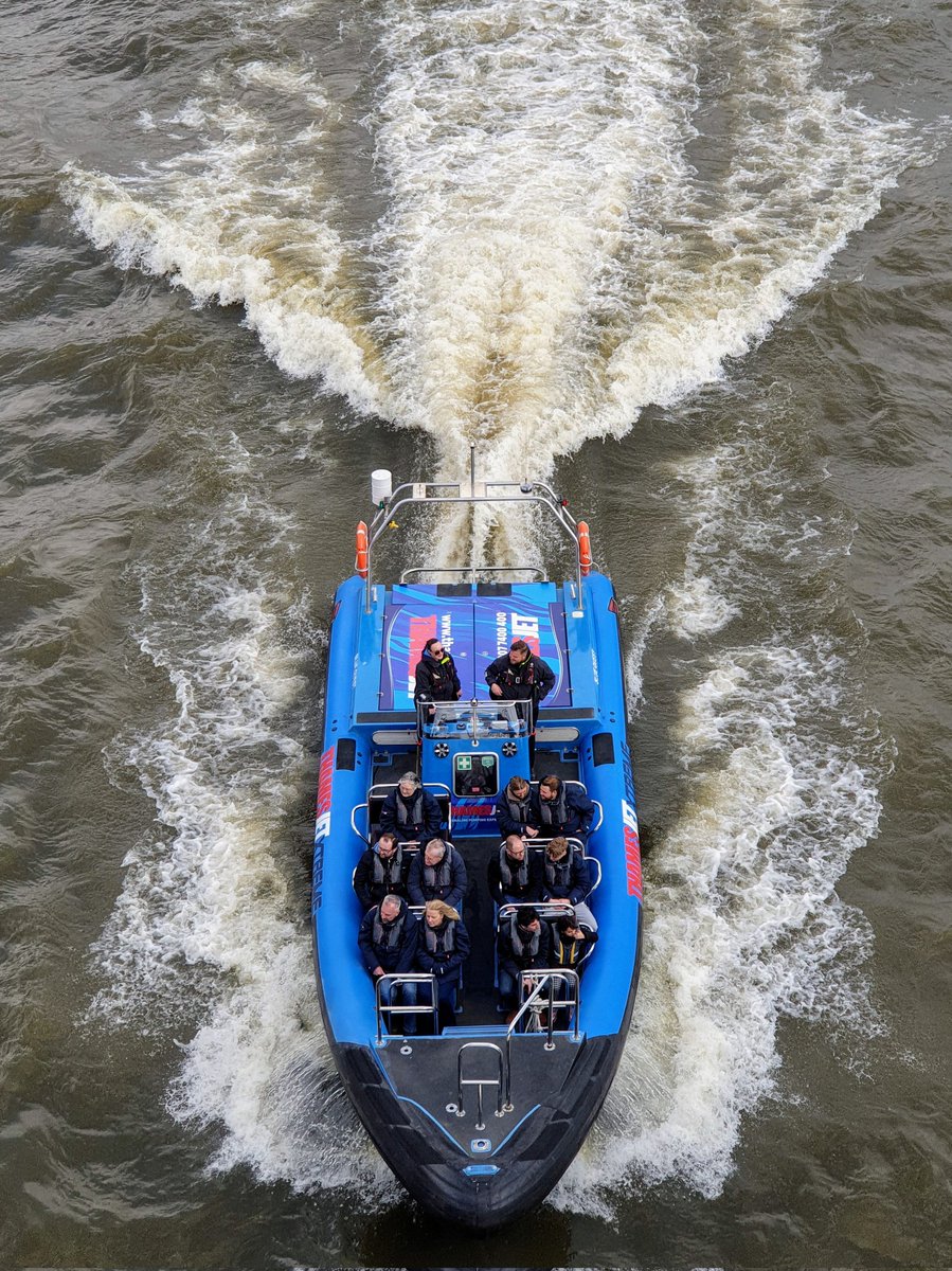 GeraldM64883070's tweet photo. Thamesjet speedboat by Waterloo Bridge. Gets the adrenaline pumping! #thamesjet @CityExperiences #riverthames #lifeonthethames #thamesphotography #lifeinlondon https://t.co/klWD09G0T2