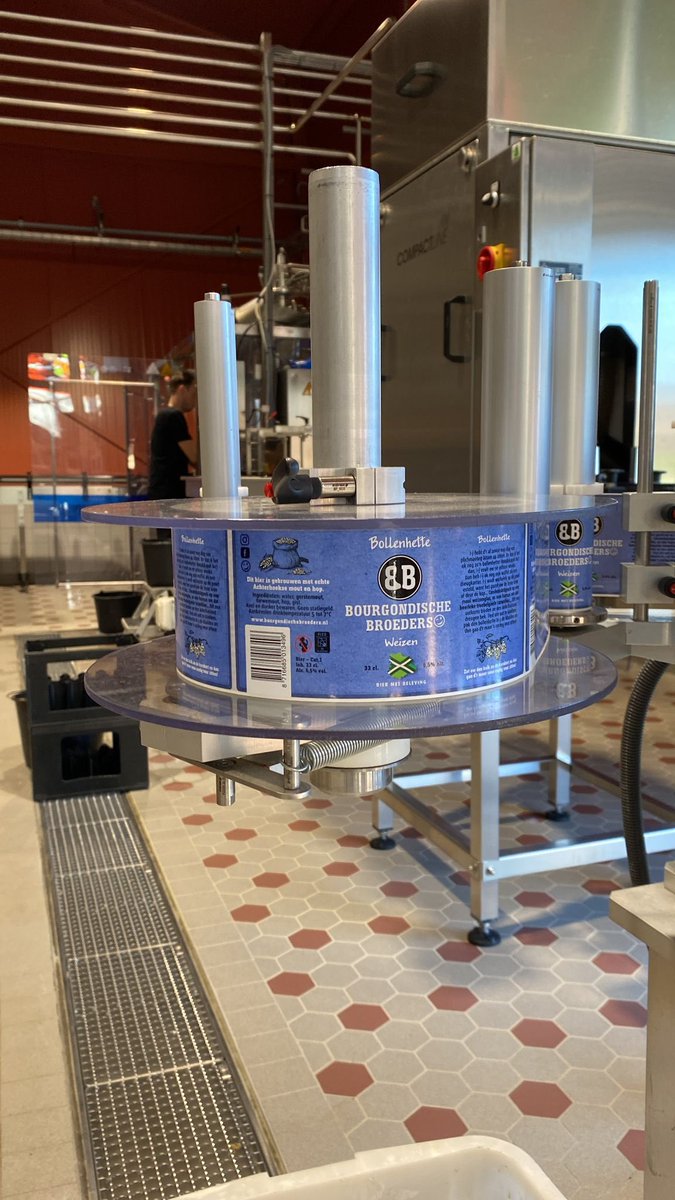 Gisteren ons eerste bier van Achterhoekse bodem gebotteld. Met collegiale hulp van de buren van <a href="/brouwersnos/">Brouwersnös Groenlo</a>. Naast mout en hop, nu dus ook water uit de #Achterhoek. Prachtig resultaat mede door de open vergisting. Blij mee en trots op. #Bollenhette.