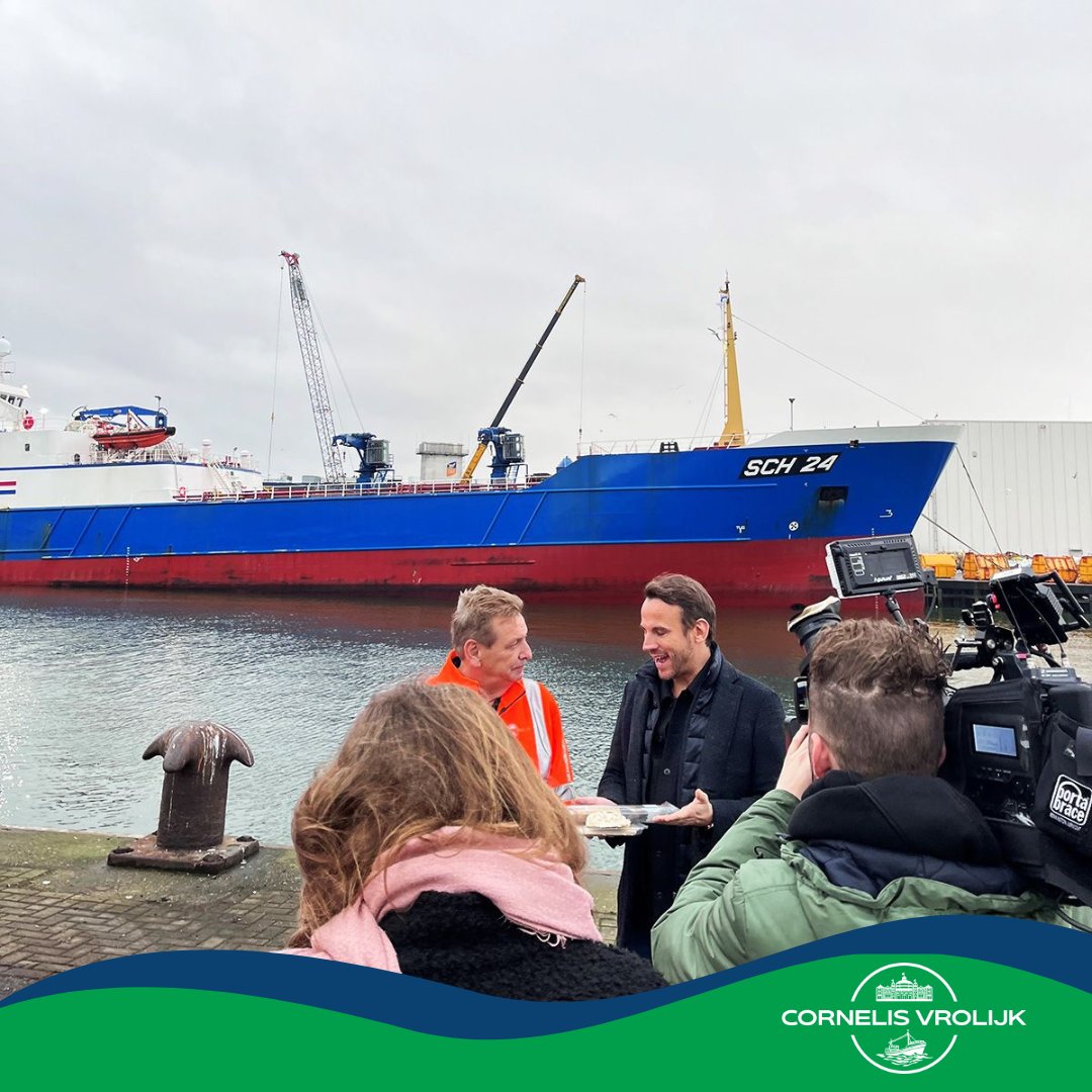 CornelisVrolij1's tweet photo. Onlangs werkten we mee aan tv programma “Helden van Nu” van SBS6.
Een kijkje aan boord van de SCH-24 AFRIKA en in de rokerij. Zondag 16 april a.s., om 15.05 uur de herhaling! Interesse? sollicitatie@cornelisvrolijk.eu
#duurzaam #pelagisch #visserij #cornelisvrolijk #heldenvannu https://t.co/RxdEvSMhfy